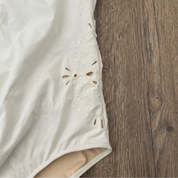 NWT Women's Bright One One-Piece Swimsuit SZ M eyelet swimsuit bridal white - Picture 7 of 7